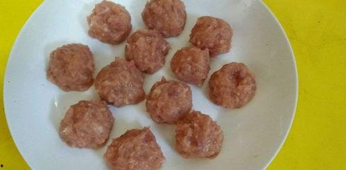 肉丸香肠爆料怎么做视频,轻松学会家常美味